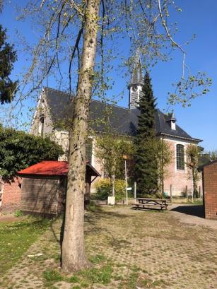 Pleintje met zicht op de kerk van Wetteren-ten-Ede