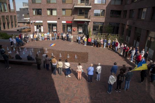 Stiltecirkel voor vrede in Oekraïne - foto@didierverbaere